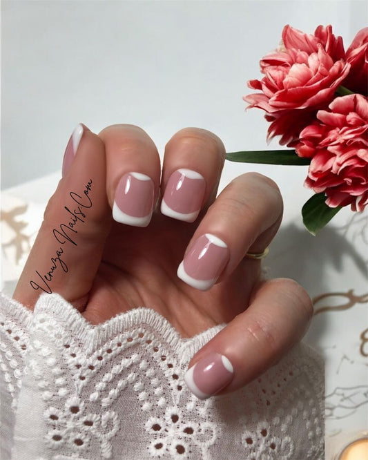 set de dix ongles french manucure en carré court avec lunule, chic et classy
