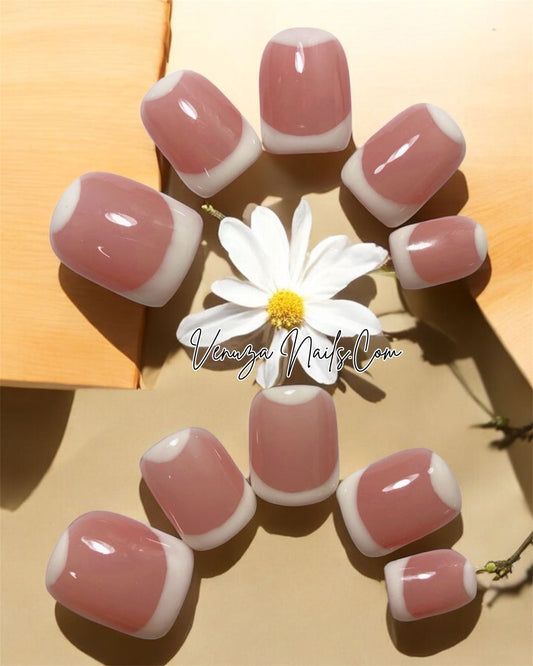 set de dix ongles french manucure en carré court avec lunule, chic et classy