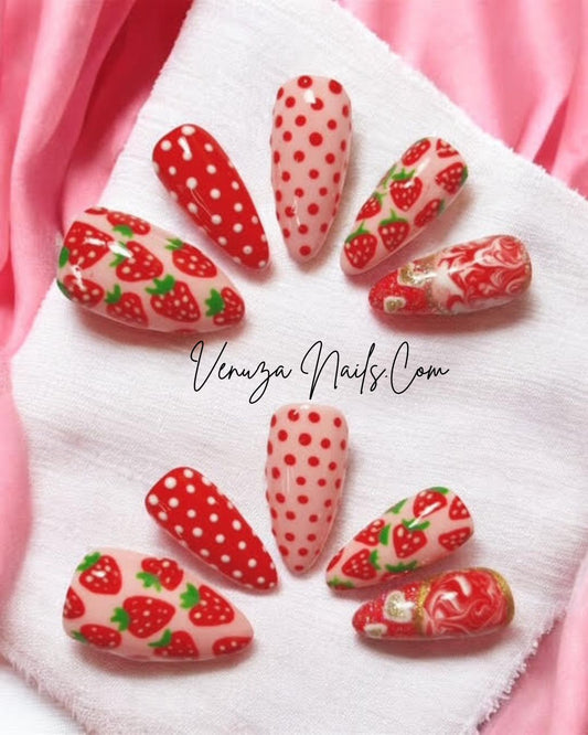 Kit de press-on nails Venuza Nails modèle Fraizia, présenté dans son écrin luxueux, capsules ornées de motifs fraises, pois et marbrés, prêtes à l’emploi