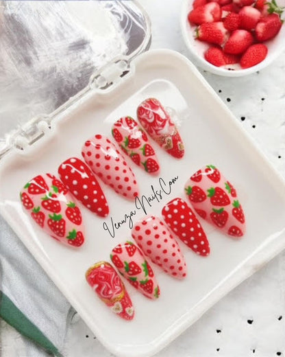Kit de press-on nails Venuza Nails modèle Fraizia, présenté dans son écrin luxueux, capsules ornées de motifs fraises, pois et marbrés, prêtes à l’emploi