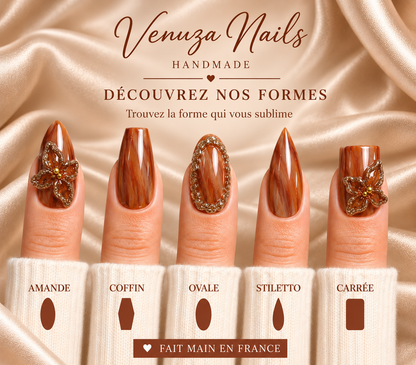 Faux ongles Amber Flora disponibles en formes amande, coffin, ovale, stiletto et carré, nail art marron marbré et fleurs 3D dorées