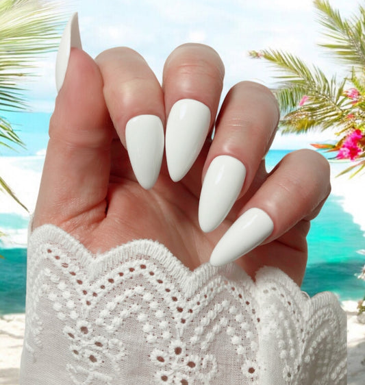 press-on nails blancs opaque, couleur unie, odèle coconut sur fond tropical