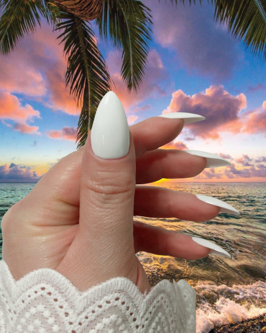 press-on nails blancs opaque, couleur unie, odèle coconut sur fond tropical