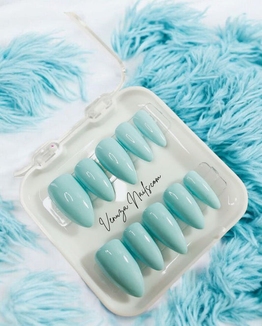press-on-nails-bleu-pastel-capri 