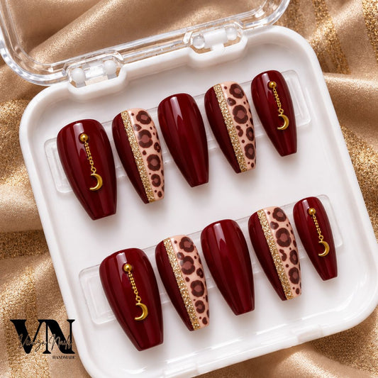Leopard – Faux ongles press-on bordeaux, léopard et détails dorés