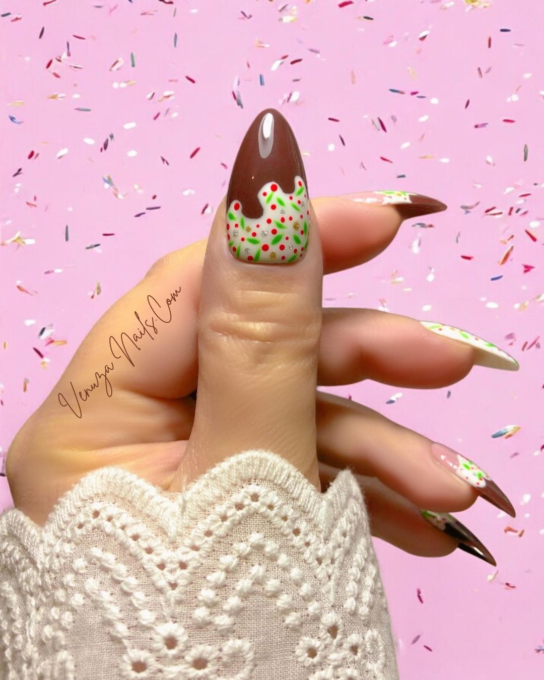 Faux ongles Popcake, motif gourmand chocolat et confettis multicolores – Venuza Nails