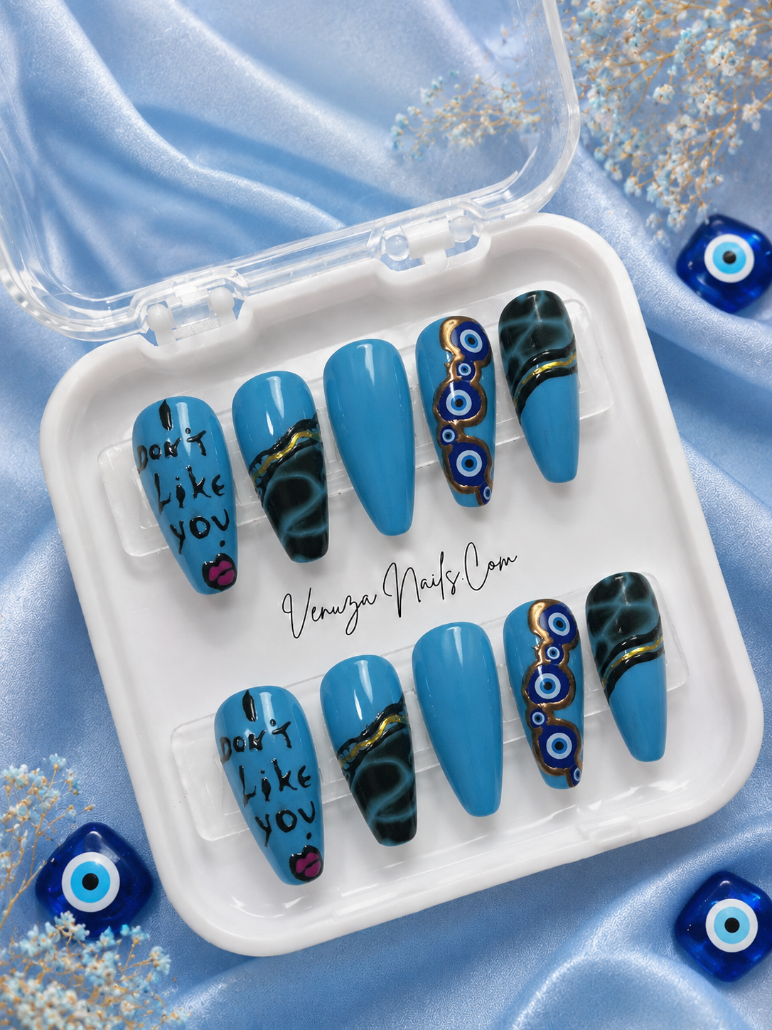Set Classique de 10 Press-On Nails Nazar Noir bleu, noir et or, avec nail art œil turc, motifs marbrés et inscription « I DON'T LIKE YOU » sur le pouce