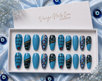 Set Luxe de 20 capsules Press-On Nails Nazar Noir bleu, noir et or, avec nail art œil turc, motifs marbrés et inscription « I DON'T LIKE YOU » sur le pouce