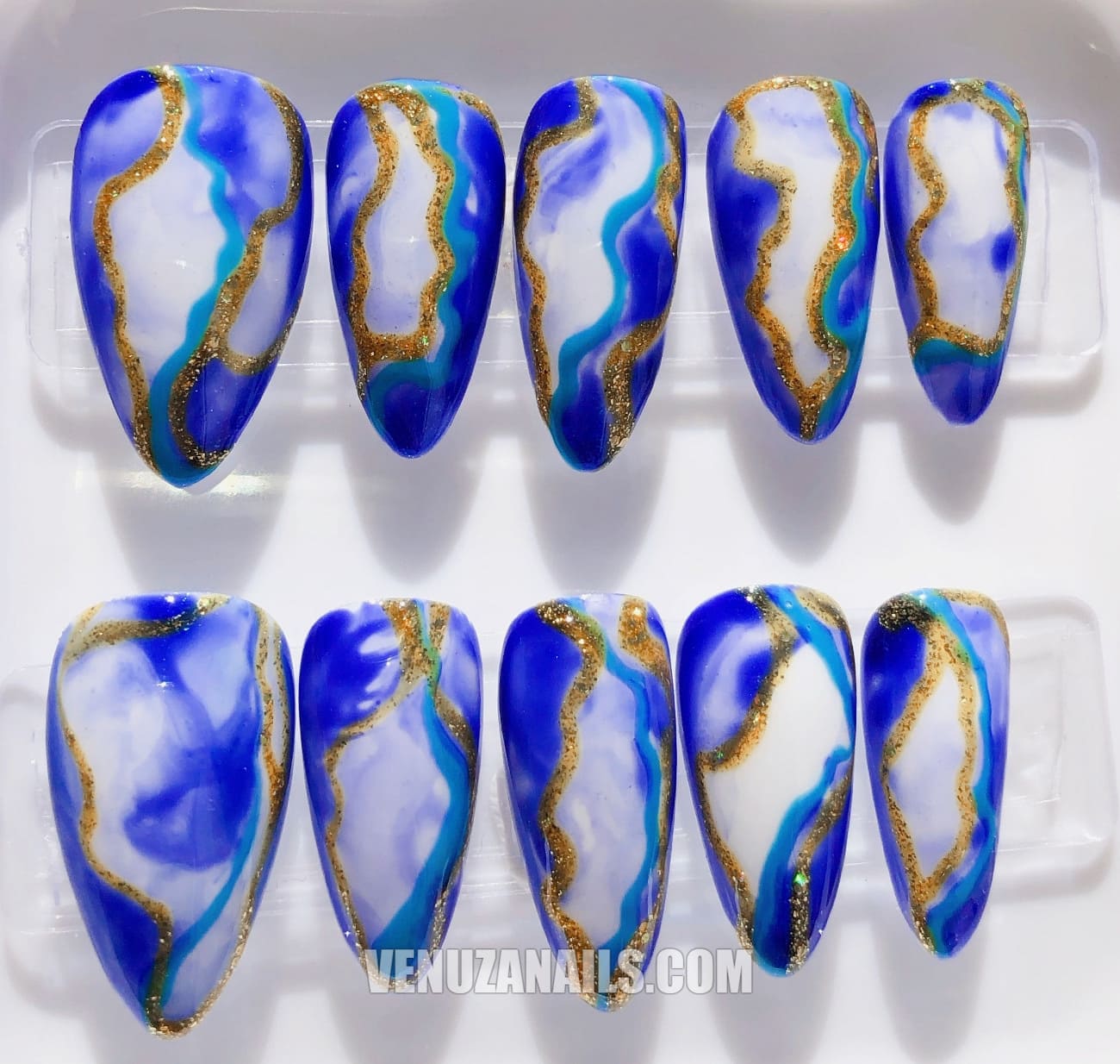 (zoom sur les motifs marbrés) :
alt="Faux ongles effet marbre bleu et doré – manucure élégante avec press-on nails Venuza Nails"