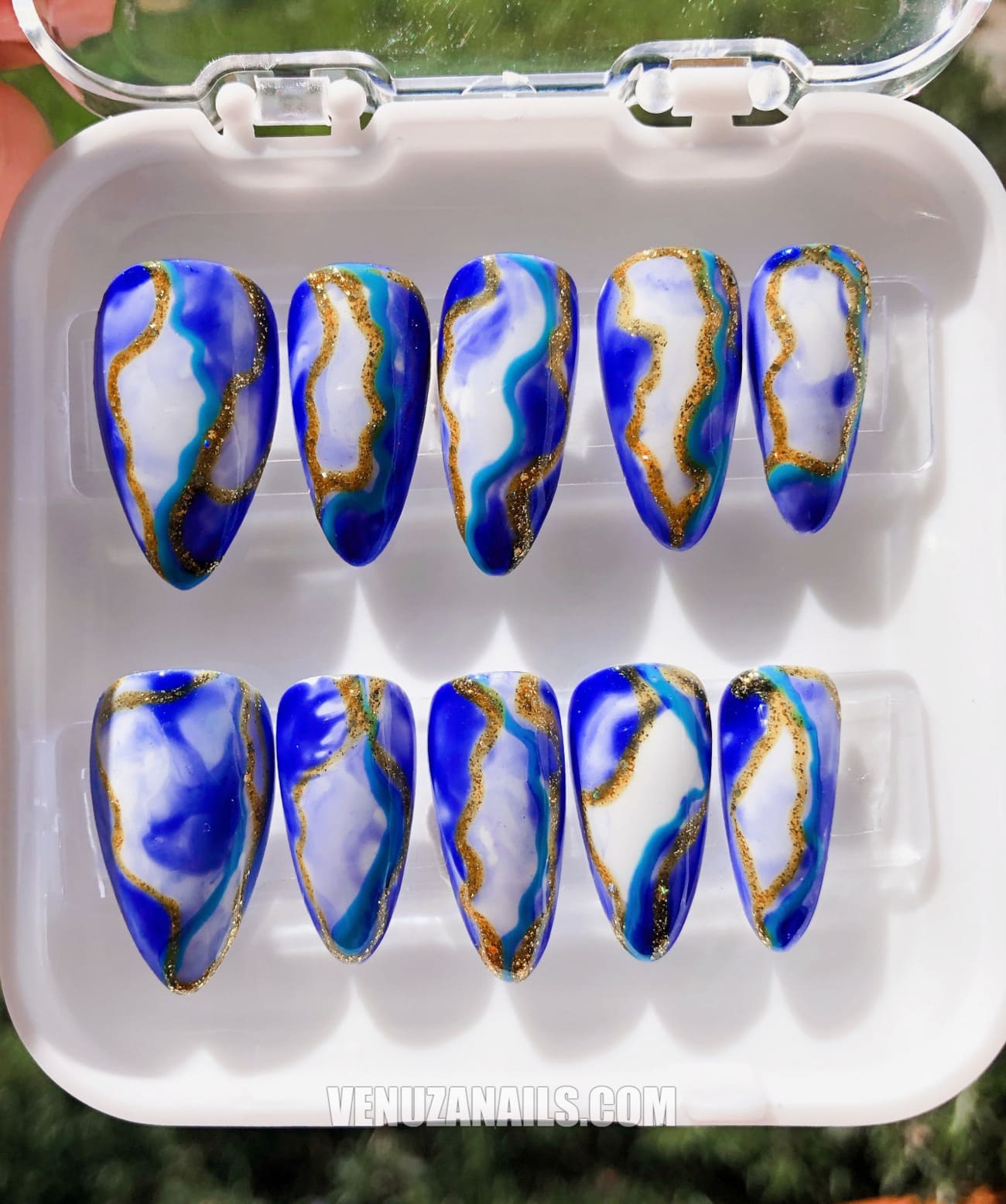 (zoom sur les motifs marbrés) :
alt="Faux ongles effet marbre bleu et doré – manucure élégante avec press-on nails Venuza Nails"