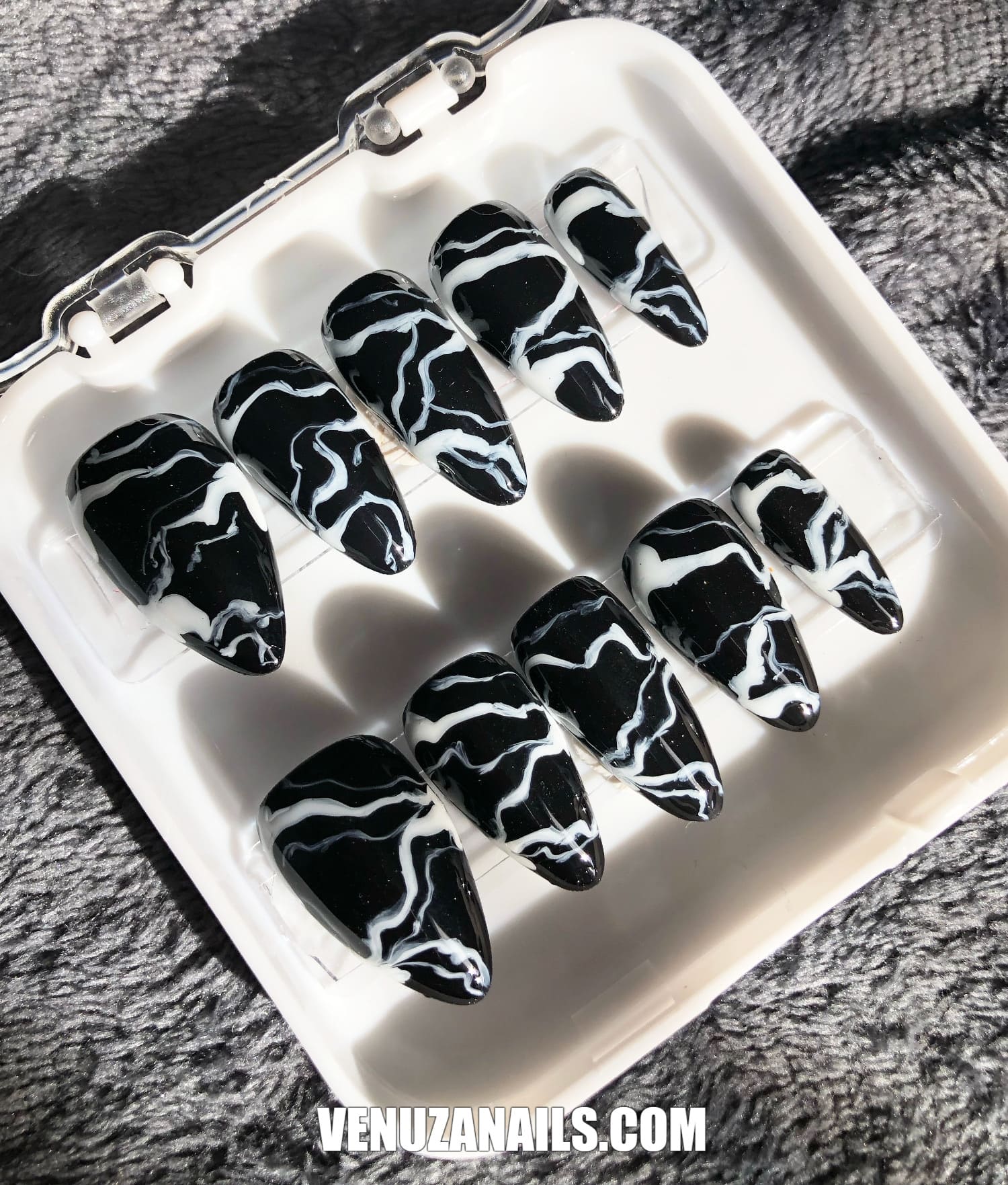 boite contenant 10 faux ongles marbrés noir et blanc