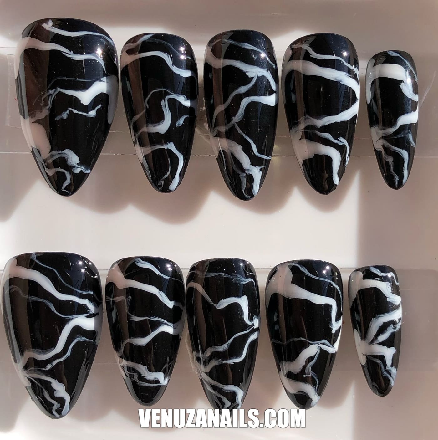 10 faux ongles marbrés noir et blanc