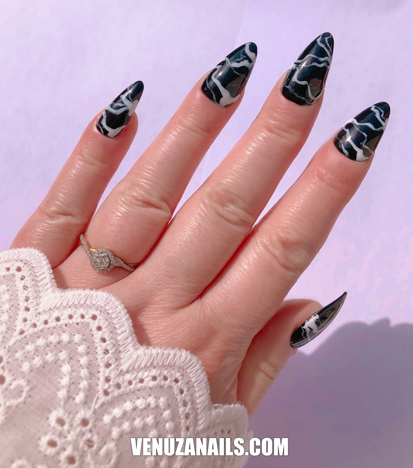 main montrant faux ongles marbrés noir et blanc