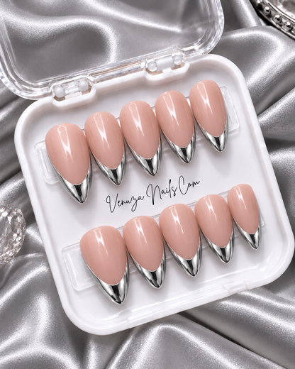 Press-on nails forme amande avec base nude et French manucure argenté 
brillante – modèle French Amande Venuza Nails