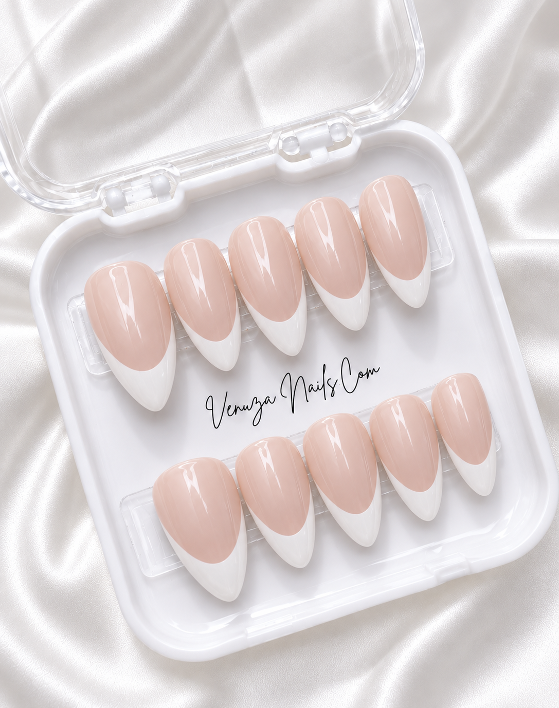 Press-on nails forme amande avec base nude et French manucure blanche brillante – modèle French Amande Venuza Nails