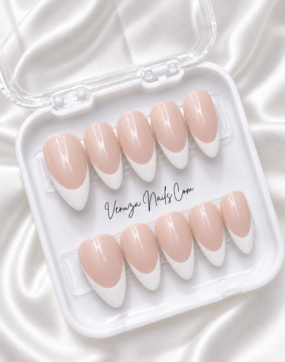 Press-on nails forme amande avec base nude et French manucure blanche brillante – modèle French Amande Venuza Nails