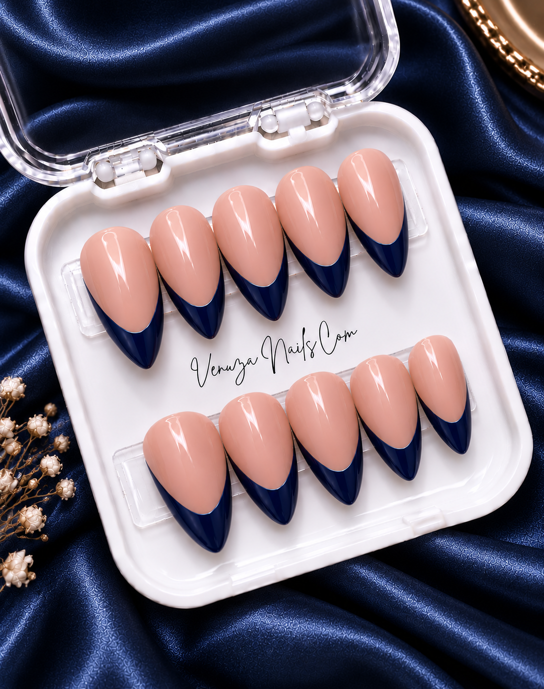 Press-on nails forme amande avec base nude et French manucure bleu marine brillante – modèle French Amande Venuza Nails
