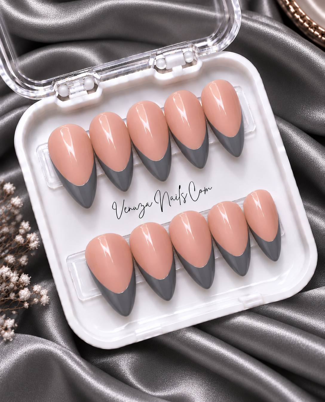 Press-on nails forme amande avec base nude et French manucure gris brillante – modèle French Amande Venuza Nails