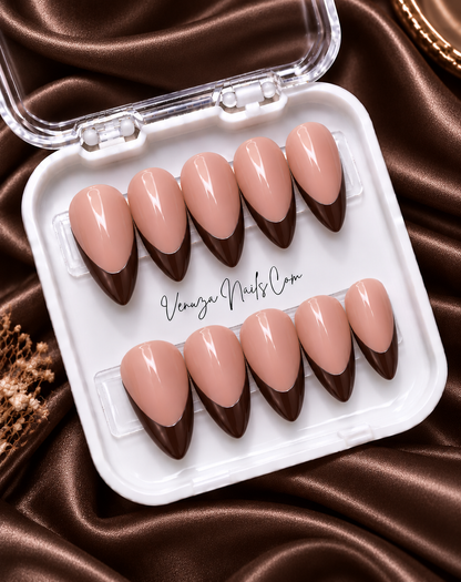 Press-on nails forme amande avec base nude et French manucure marron brillant – modèle French Amande Venuza Nails