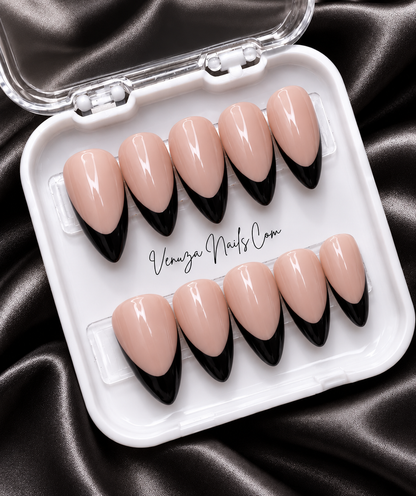 Press-on nails forme amande avec base nude et French manucure noir brillante – modèle French Amande Venuza Nails