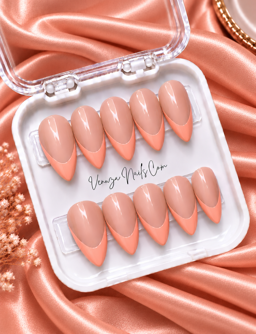 Press-on nails forme amande avec base nude et French manucure peach Venuza Nails