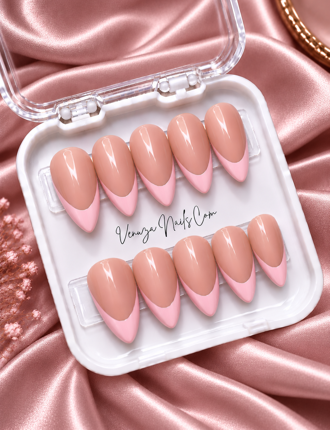 Press-on nails forme amande avec base nude et French manucure rose clair brillante – modèle French Amande Venuza Nails