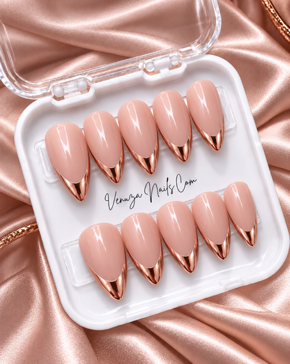 Press-on nails forme amande avec base nude et French manucure rosegold 
 brillante – modèle French Amande Venuza Nails