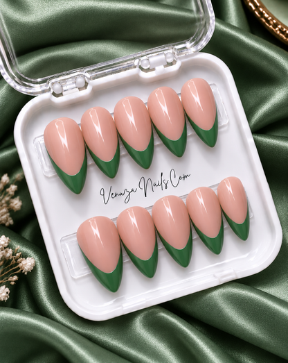 Press-on nails forme amande avec base nude et French manucure vert brillante – modèle French Amande Venuza Nails