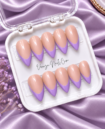 Press-on nails forme amande avec base nude et French manucure violet brillante – modèle French Amande Venuza Nails