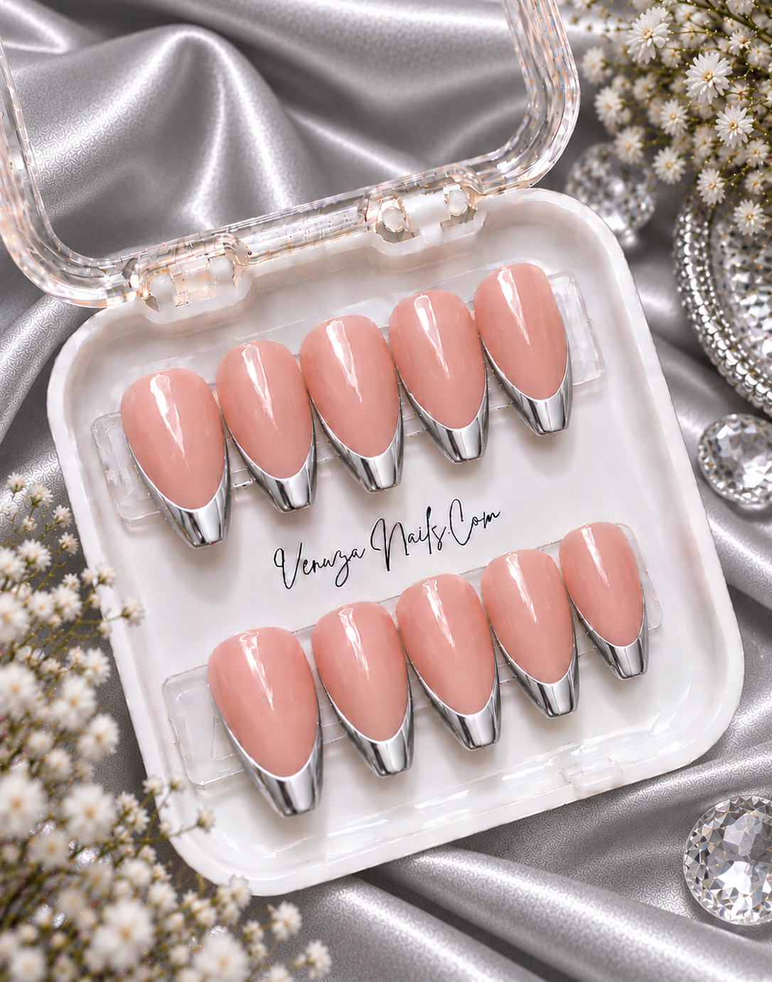 Press-on nails forme coffin avec French manucure brillante, disponibles en argenté   – Venuza Nails
