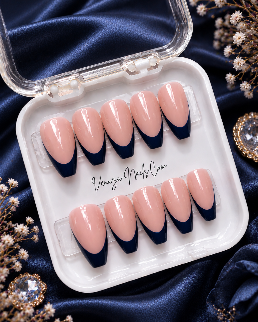Press-on nails forme coffin avec French manucure brillante, disponibles en bleu marine   – Venuza Nails