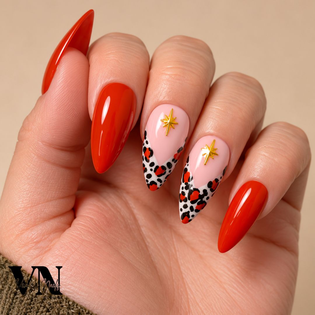 Nail art Amanda avec French léopard orange foncé et étoiles dorées