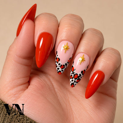 Nail art Amanda avec French léopard orange foncé et étoiles dorées