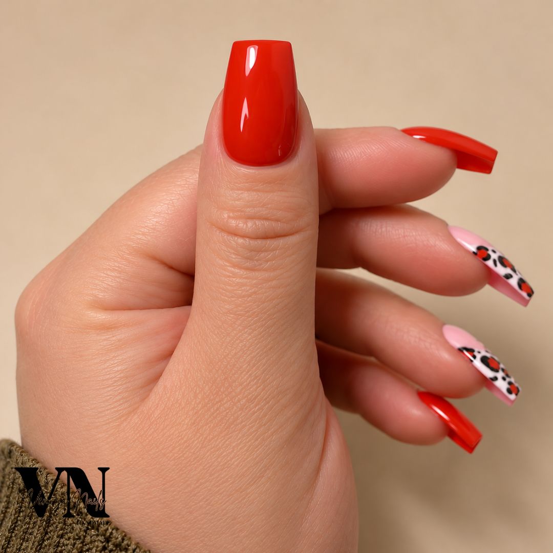 - Faux ongles carrés orange foncé avec French léopard et détails dorés