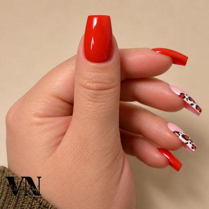 - Faux ongles carrés orange foncé avec French léopard et détails dorés