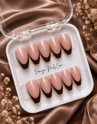 Press-on nails forme coffin avec French manucure brillante, disponibles en marron  – Venuza Nails