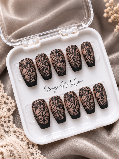Faux ongles press-on Black Nature nude avec nail art floral noir et french noires  présentés dans leur boîte Venuza Nails mat version