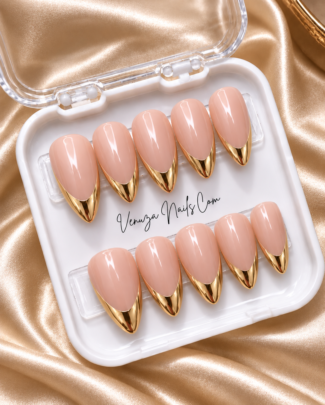Press-on nails forme amande avec base nude et French manucure or  brillante – modèle French Amande Venuza Nails