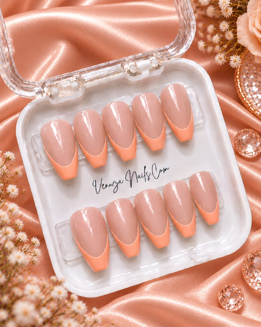 Press-on nails forme coffin avec French manucure brillante, disponibles en peach 