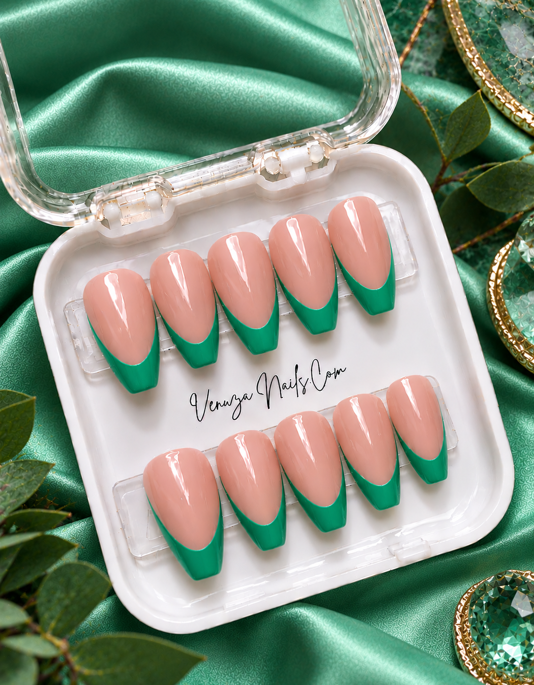 Press-on nails forme coffin avec French manucure brillante, disponibles en vert  – Venuza Nails
