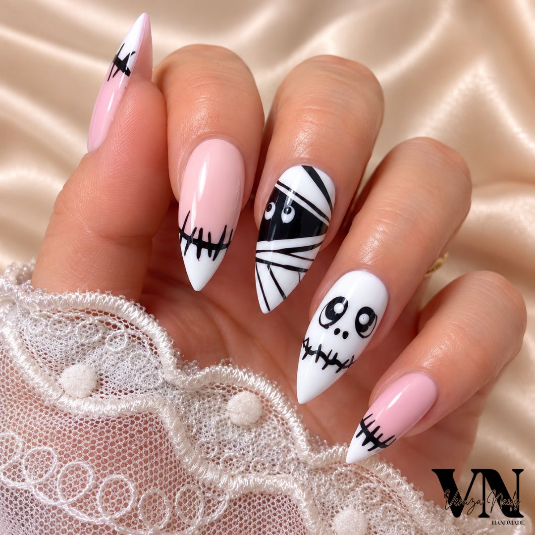 Press on nails Funny Momies rose et blanc avec motifs momies et coutures noires, manucure Halloween faite main