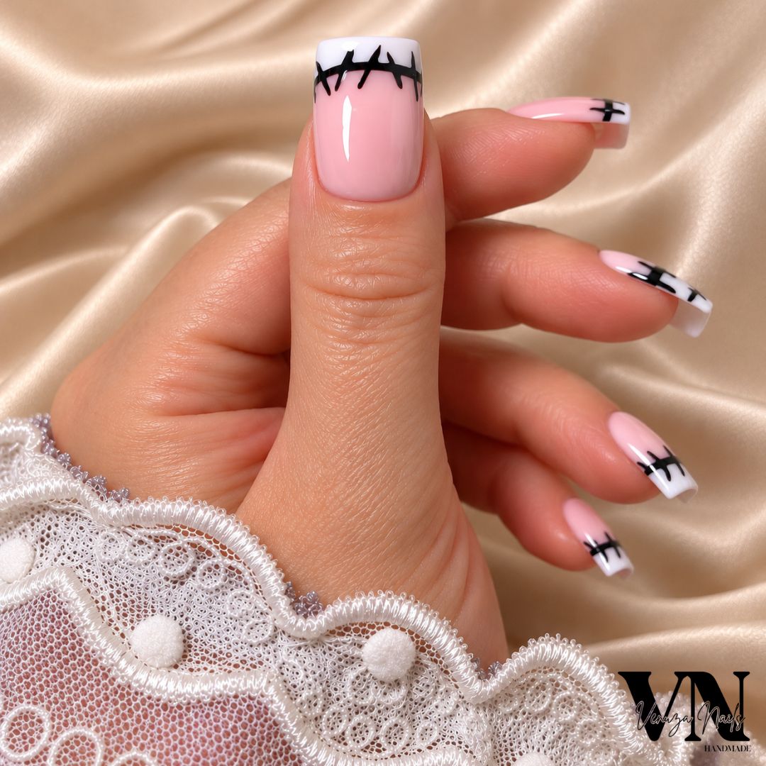 Press on nails Funny Momies rose et blanc avec motifs momies et coutures noires, manucure Halloween faite main