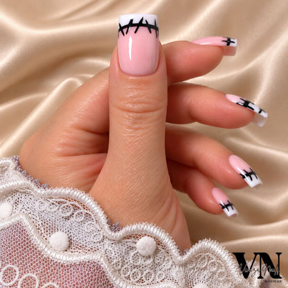 Press on nails Funny Momies rose et blanc avec motifs momies et coutures noires, manucure Halloween faite main