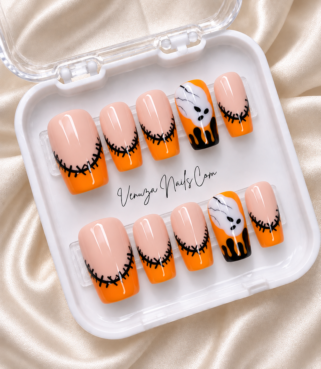 Faux ongles Halloween Boo! orange et nude avec motif fantôme