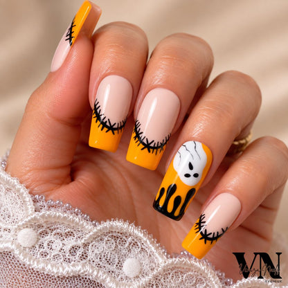 Ongles Halloween nude et orange avec fantôme blanc