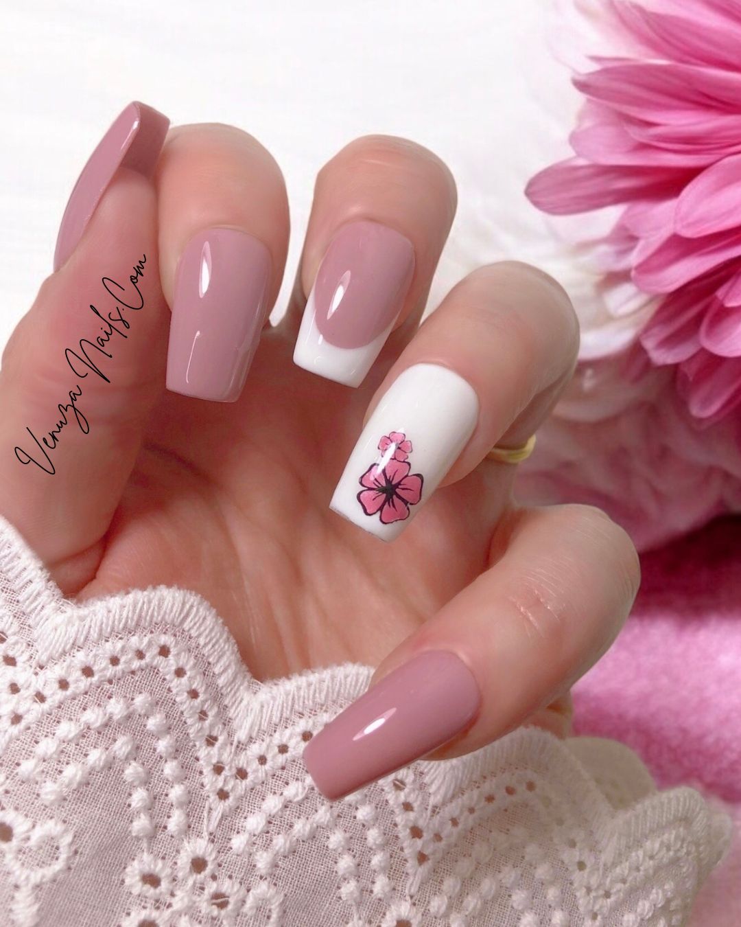 press-on-nails-hibiscus-rose-blanc-venuza-nails