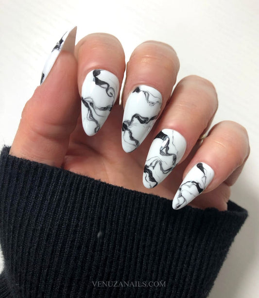 press-on-nails-marbre-blanc-et-noir-smoke_1