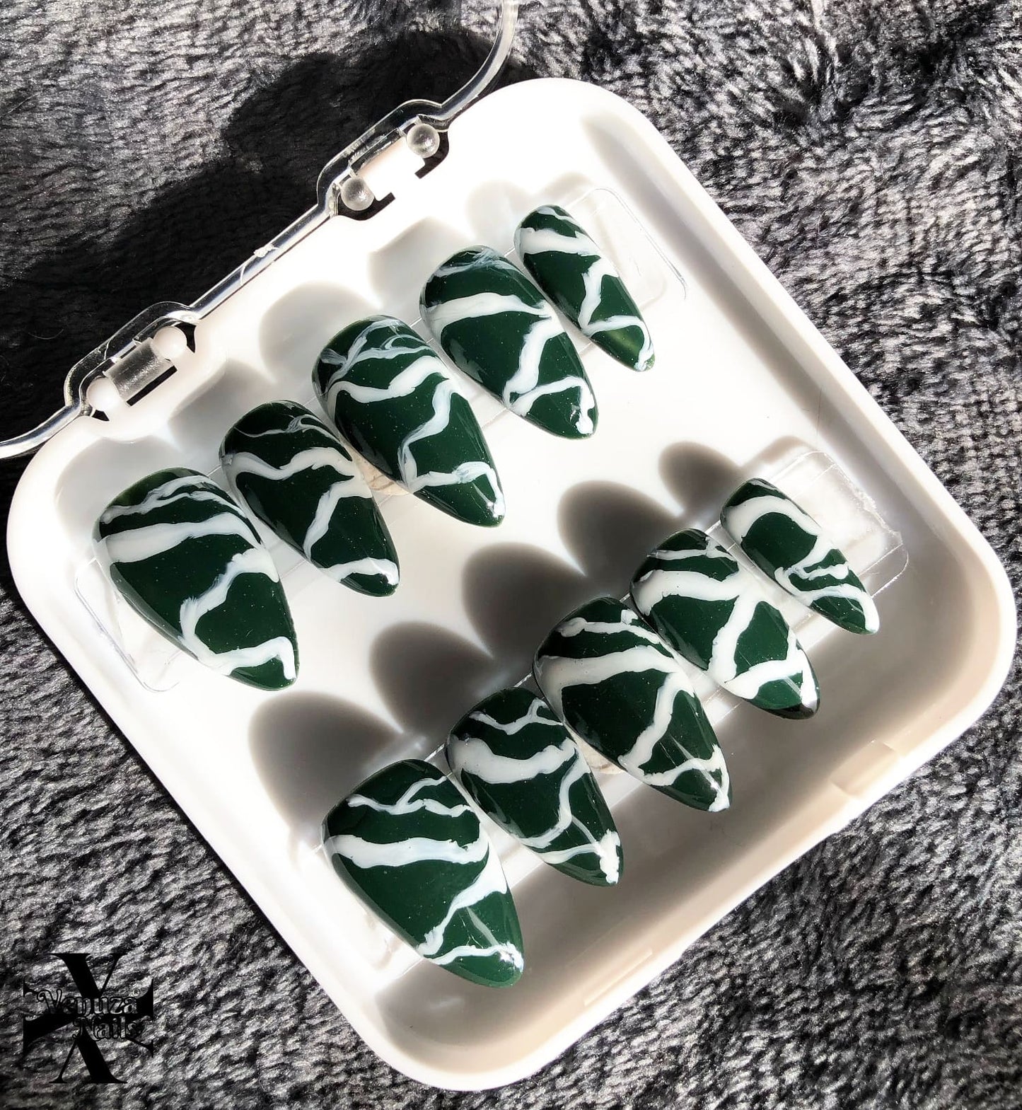 boite montrant les ongles marbrés vert et blancs