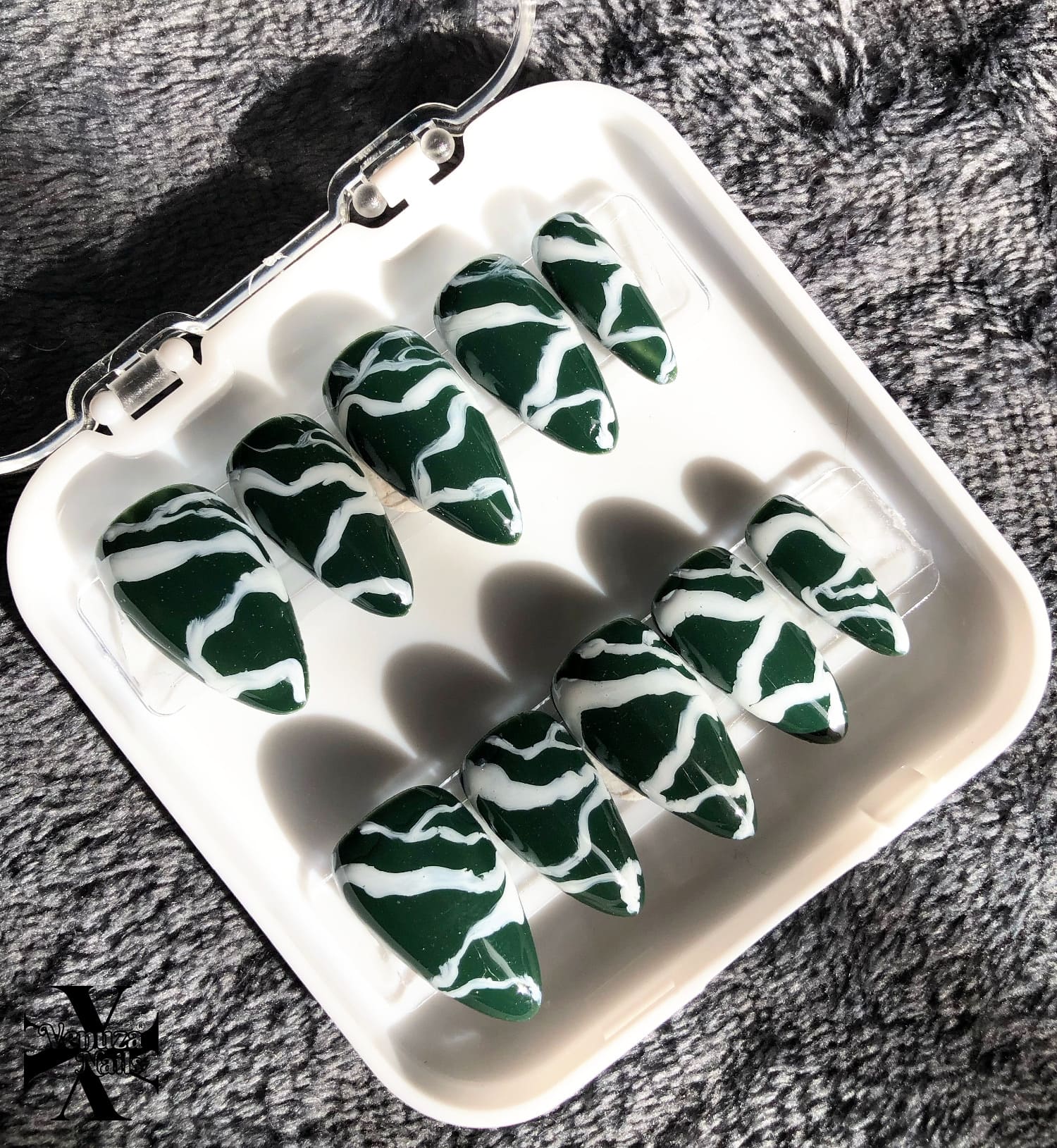 boite montrant les ongles marbrés vert et blancs