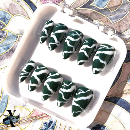 boite montrant les ongles marbrés vert et blancs